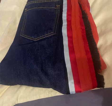 出条深蓝红边直筒牛仔裤，巨好看 穿一次，我...
