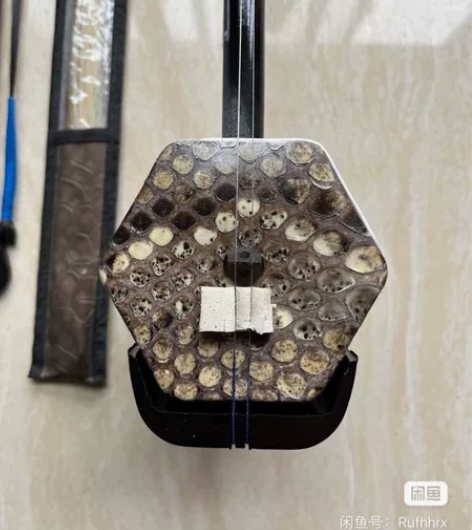 二胡全新，琴行上千块买的，一次没有用过，音...