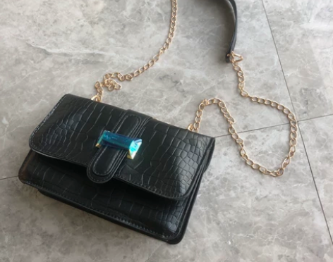 全新女士黑色斜挎包 金属上的膜也还没撕 平...