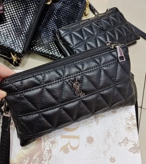 29.9包邮到家，实体店不干了，女士手拿斜...