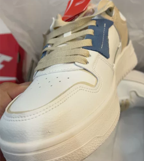 李宁天际系列板鞋。鞋头有点破皮。价格美丽二...