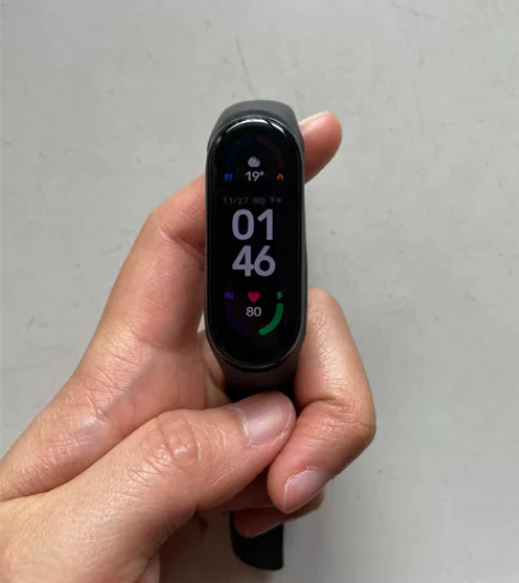 小米手环6 100出用了一年。