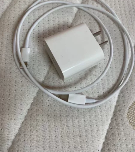 苹果手机快充 充电器。 全新。厂家直发...