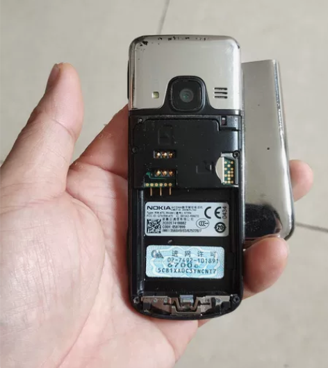 诺基亚6700c经典直板手机，金属外壳，能...