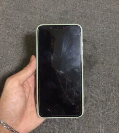 着急出。小米8 6+64。背屏幕破碎。换过...