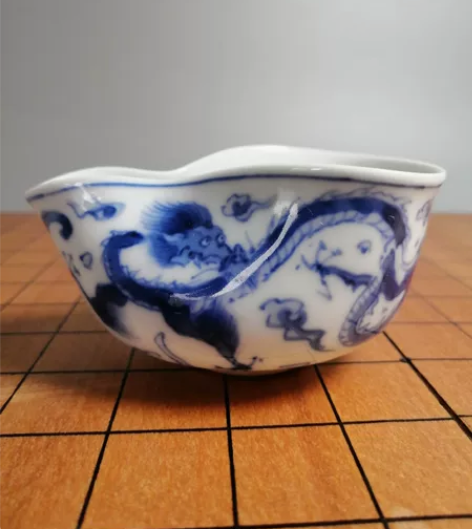 砥部烧 青花双龙戏珠 手捏公道杯 高4.5...