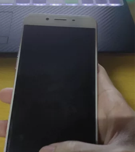 OPPOr9s  成色很靓右下角有一点不明...