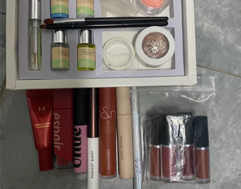 化妆品打包出 完美日记唇釉四支小样 仅试色...