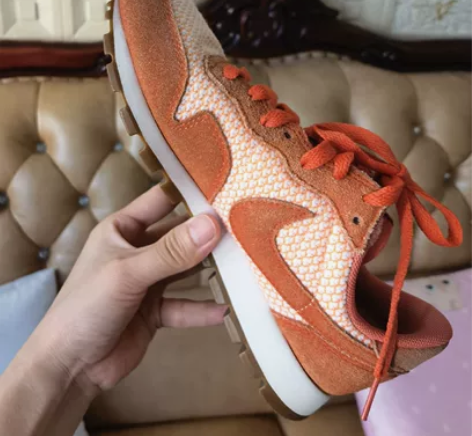 NIKE 女士运动鞋 亮色，翻皮材质，37...