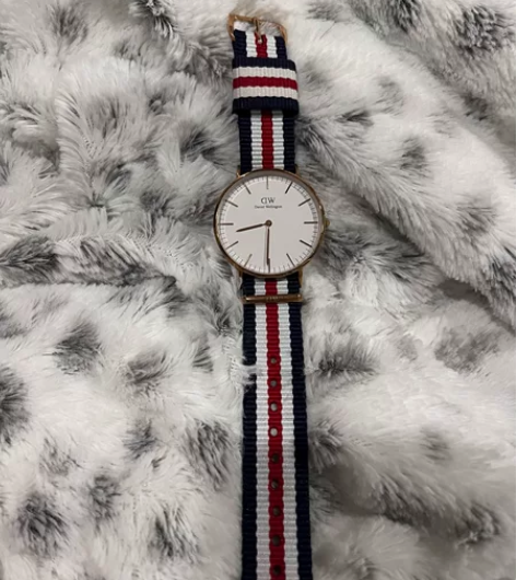 女款法国国旗配色DW手表正品，购买时间20...