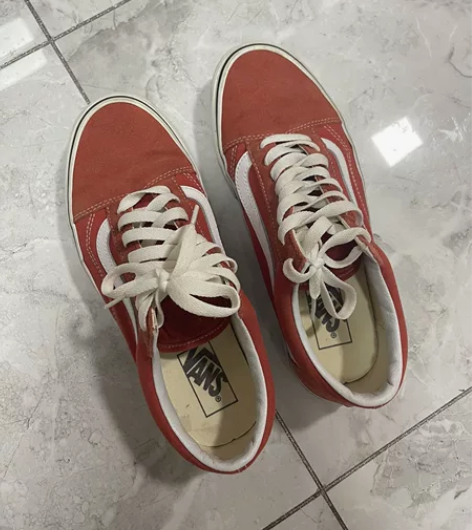 Vans 当时在专柜600多购买的 有点脏...