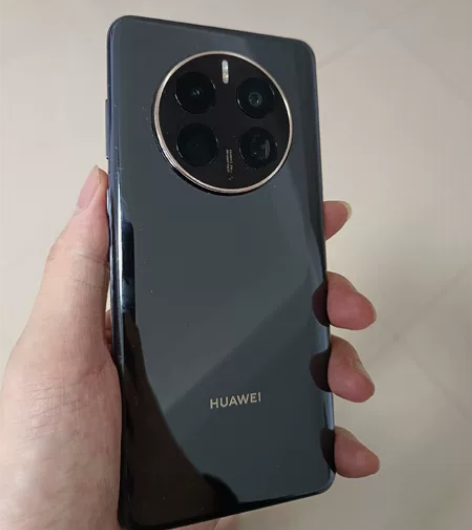 激活不到一个月华为mate50pro曜金黑...
