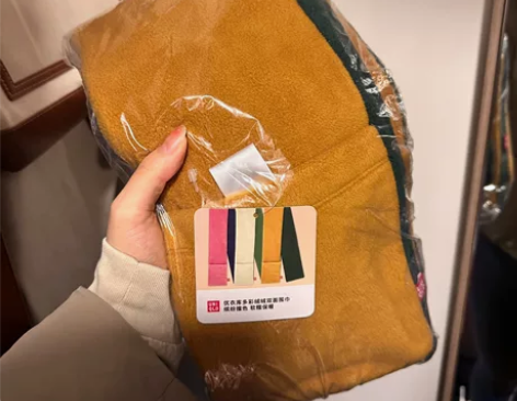 优衣库赠品多彩绒绒双面围巾，缤纷撞色，软糯...