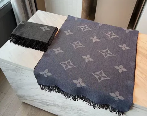 新款围巾 全新出,需要礼盒+18 感兴趣的...