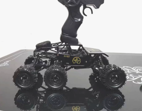 六轮遥控越野车 外壳合金材质，车轮带有减震...