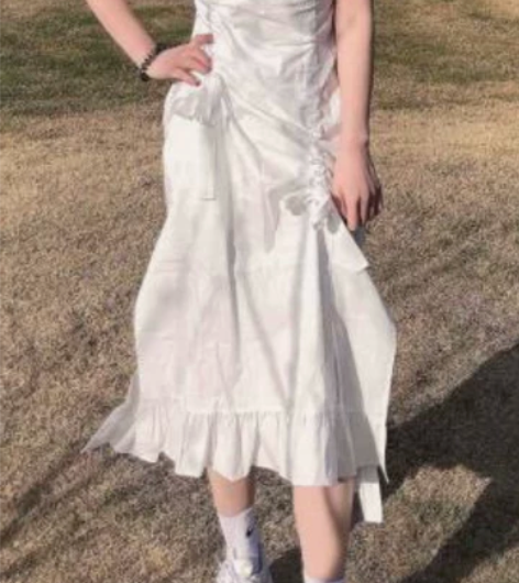 设计感小众吊带连衣裙 白色高级感荷叶边裙子...