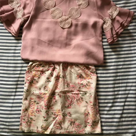 包邮，粉色花苞裙+雪纺喇叭袖甜美套裙，全新...