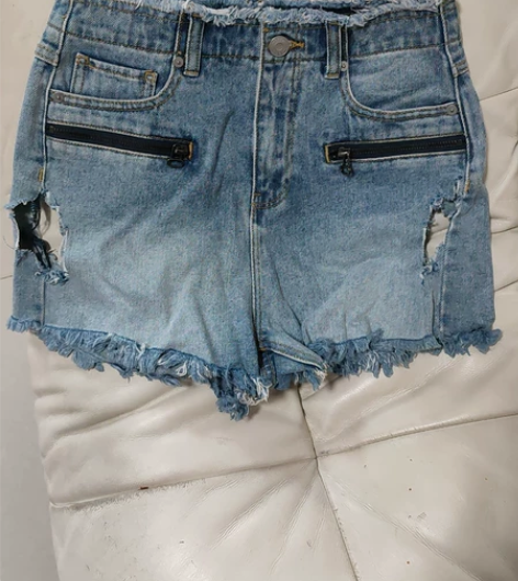 全新大牌牛仔剪标牛仔短裤，25码 感兴趣的...