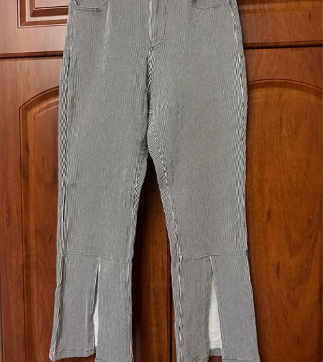 女款七分牛仔裤，腿部开衩，S码，面料有弹力...