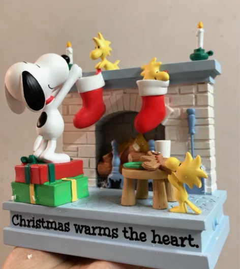 史努比一个可以亮灯的圣诞壁炉摆件，因为搬家...