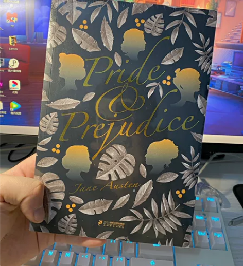 傲慢与偏见书籍。有词汇注解。公司活动奖品。...