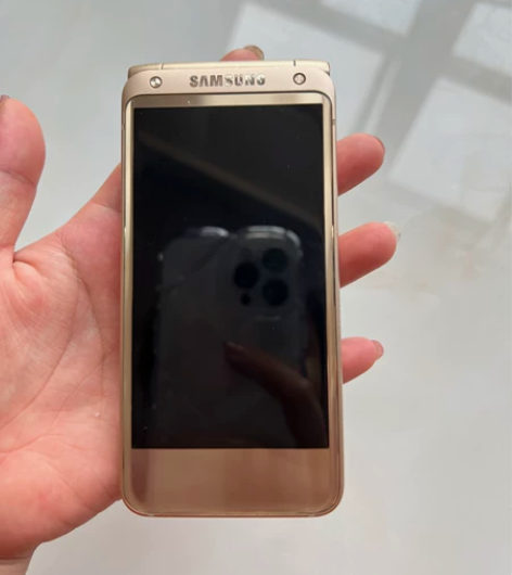 三星w2017,纯原装货,外屏坏了,不显示...