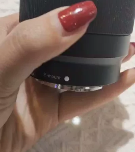 索尼50定f/1.8镜头  成色如图 镜片...