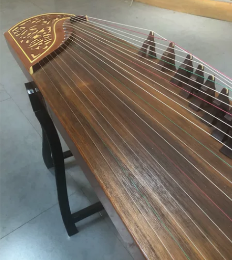 卖个古筝，敦煌双鹤朝阳。太久了忘记是什么款...