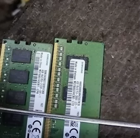 三星ddr4-4G内存，正常使用，还有一条...
