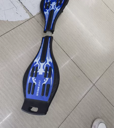 刚买没多久的儿童蛇形滑板，二轮活力滑板，小...