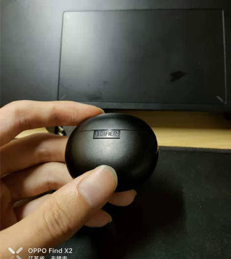 漫步者z1黑色充电仓 能正常使用，成色看图...