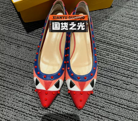 37码 欧美春季尖头中跟粗跟铆钉浅口真皮女...