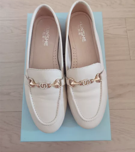 37码大牌单鞋，9新，所见即所得，脚感舒适...