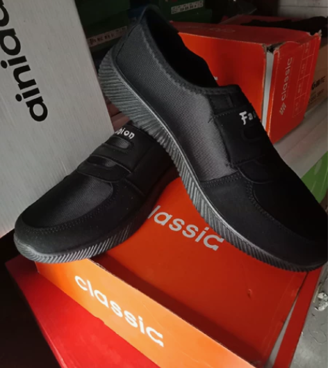 男士休闲鞋，一脚蹬，鞋面柔软，一擦就干净。...