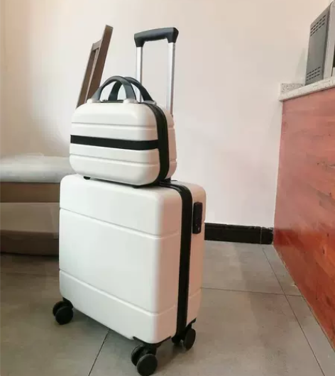 全新低价闲置 行李箱女 结实 小型18寸拉...