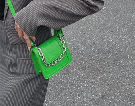 ?包包新款女2022小众设计链条迷你口红小...