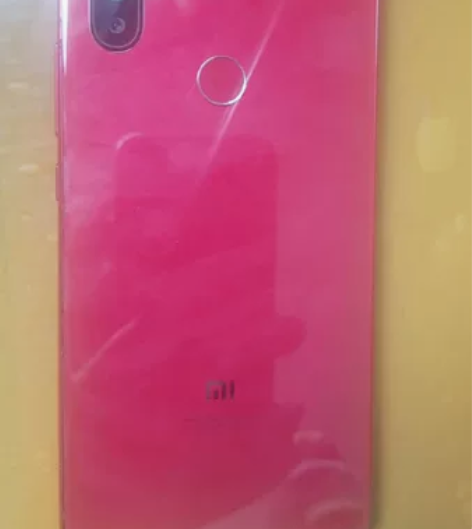 小米8se，6+64。看图右上角裂点，国产...
