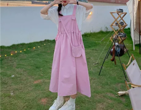 出一条粉色背带裙，实物感觉稍微浅点，阳光下...