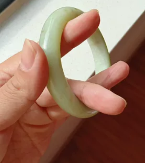 出闲置啦！，很有特色的一款岫玉手镯，飘点小...