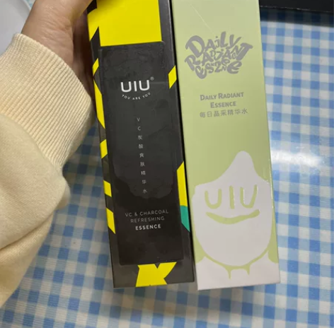 实体店买的两个化妆水儿 左边这个黑瓶的是收...