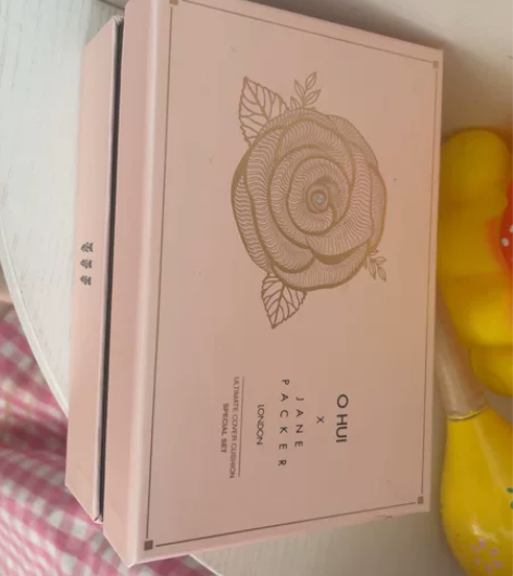 朋友送的。 全新 欧蕙粉底加香水小套盒 。...
