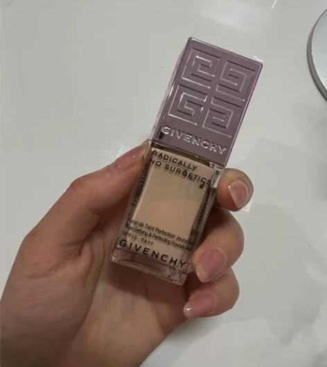 纪梵希粉底  色号  白皙  剩余二分之一...