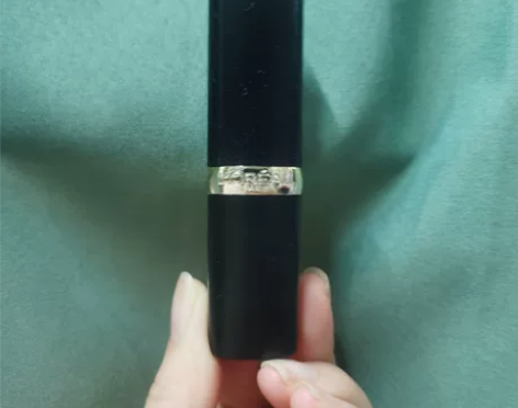 巴黎欧莱雅口红黑管655，有瑕疵。 感兴趣...