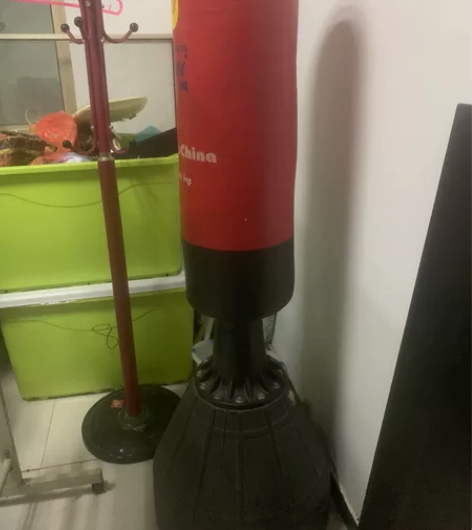 拳击沙袋，下面可以灌水，9成新买了没用几次...