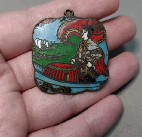 少见民国抗战题材珐琅章：梁红玉击鼓退金兵。...