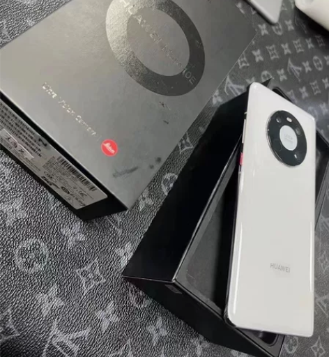 朋友自用的二手华为mate40e 白色5g...