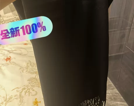 黑色羊绒围巾，超级柔软，一点都不会扎，手感...
