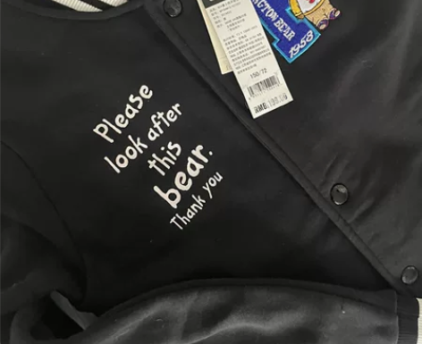 小熊棒球外套，尺码140 感兴趣的话点“我...