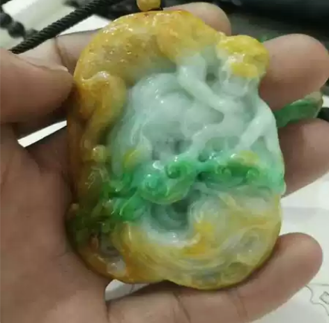 翡翠黄加绿特色料一夜暴富 雕工很细，水头也...