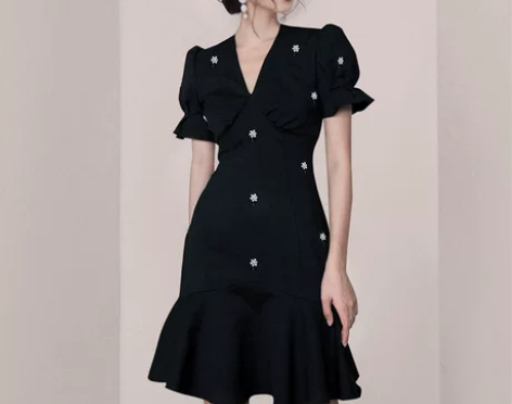 2022夏季新款法式小众赫本风小黑裙高级感...